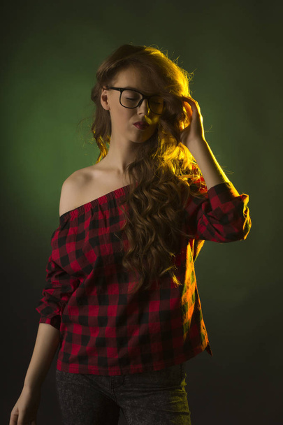 Jeune modèle tendre portant des lunettes. Portrait studio
 - Photo, image