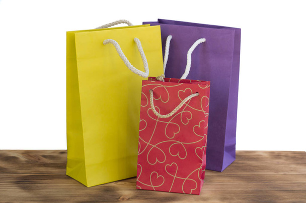 Värikäs ja valoisa ostoksia paketteja lahjoja puinen pöytä
 - Valokuva, kuva