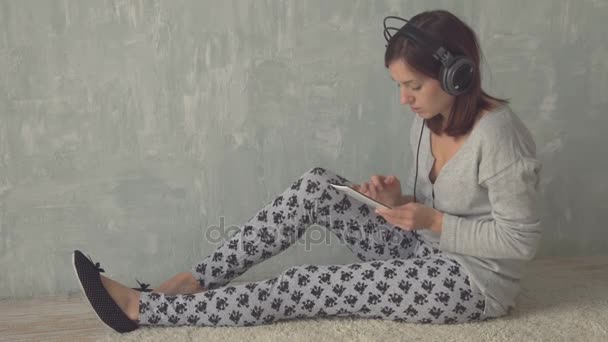 Mulher bonita ouvir música em fones de ouvido
 - Filmagem, Vídeo