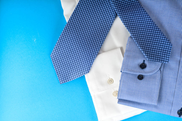 Pilha de azul e branco camisa closeup
 - Foto, Imagem