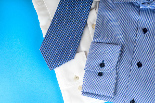 Пачка синих и белых рубашек крупным планом
 - Фото, изображение