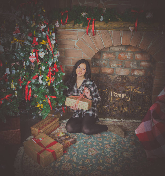 beautiful girl in plaid shirt with Christmas gifts - Foto, imagen
