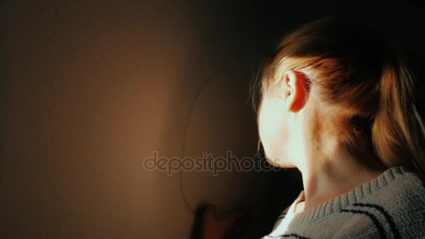 Journey in an airplane. Young woman opens a window, spotrit the window, enjoying the flight - Filmagem, Vídeo
