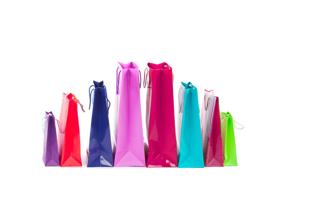 Paquetes de compras multicolores y brillantes para regalos y regalos
 - Foto, imagen