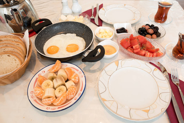 frisches türkisches Frühstück auf dem Tisch - Foto, Bild