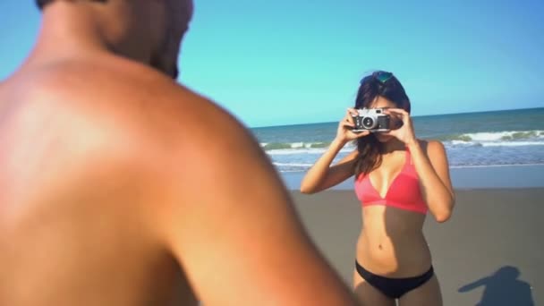  Mujer tomando una foto del hombre
  - Metraje, vídeo