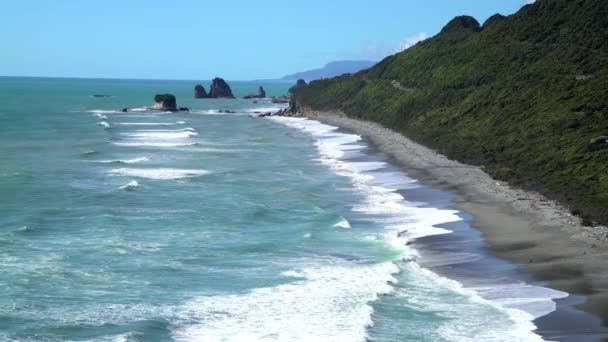 Tasman Denizi plajında dalgalardan - Video, Çekim