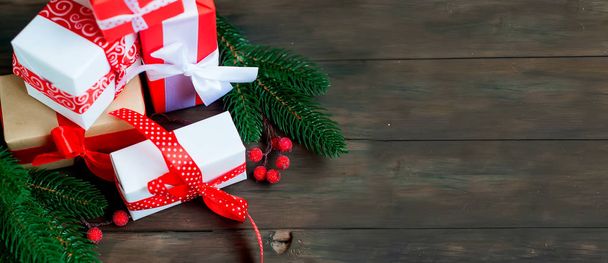 Подарочная коробка с красной лентой, елки, конфеты
  - Фото, изображение
