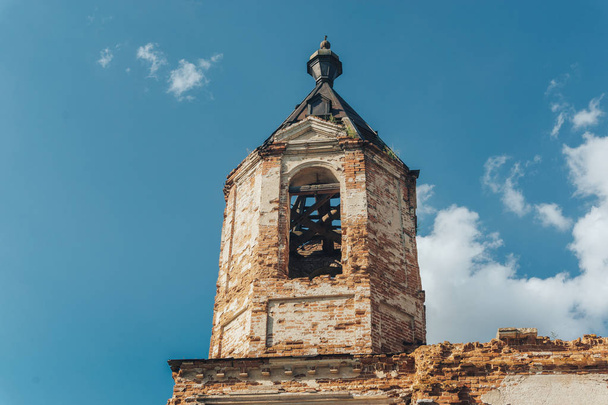 Разрушенная башня старого заброшенного особняка или церкви
 - Фото, изображение