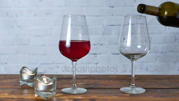 Mujer vertiendo un poco de vino tinto en su copa en la fiesta romántica con un amigo
 - Metraje, vídeo