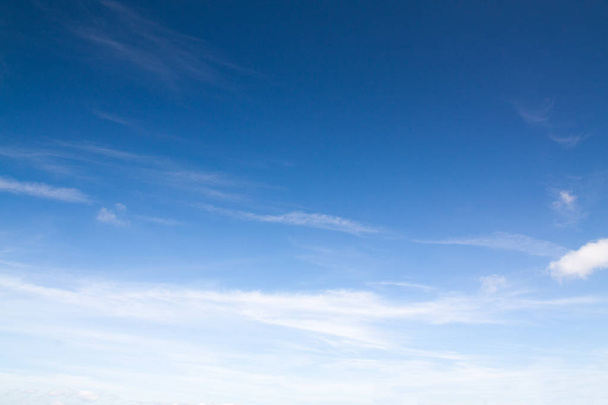 blue sky background with tiny clouds - Foto, Bild