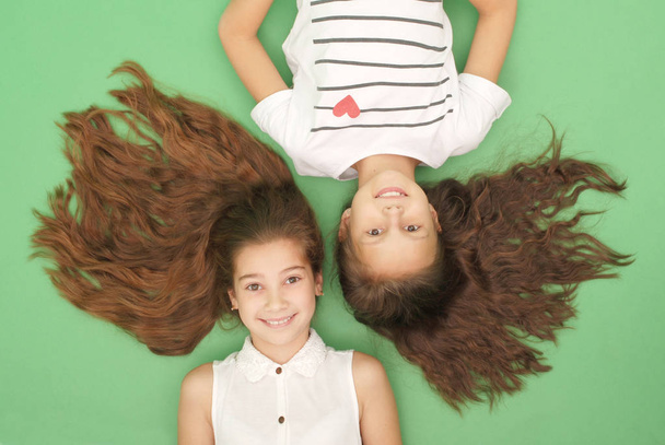 Portrait de deux jeunes filles aux cheveux longs, vue de dessus
 - Photo, image