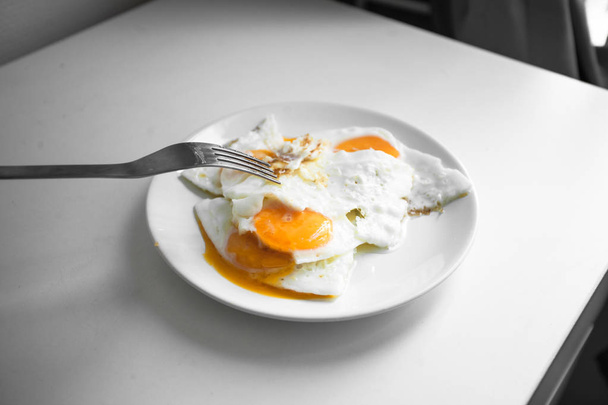 jajka sadzone na smaczne śniadanie - Zdjęcie, obraz