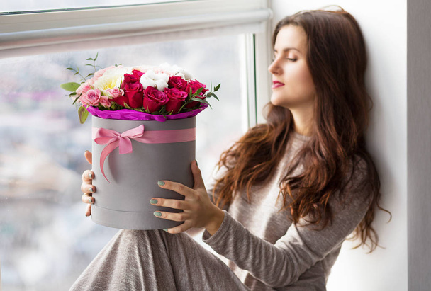 ładna kobieta z kwiatami - Zdjęcie, obraz