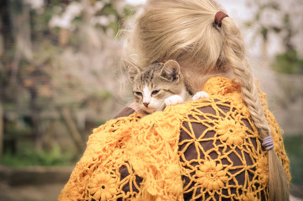 dziecko, przytulaniu kota - Zdjęcie, obraz