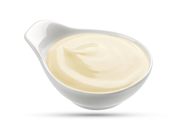 sauce mayonnaise dans un bol isolé sur fond blanc
 - Photo, image