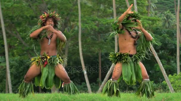 Tahitian άνδρες εκτέλεση πολεμιστής χορού - Πλάνα, βίντεο