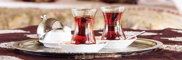 İki Türk çay ve Türk lokumu oryantal gölgelik ile - Fotoğraf, Görsel