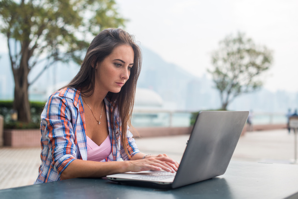 młoda kobieta pisania na laptopa - Zdjęcie, obraz