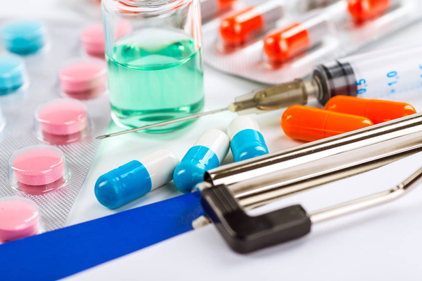 Stethoscope, pills and bottles on color background. medicine con - Foto, Bild