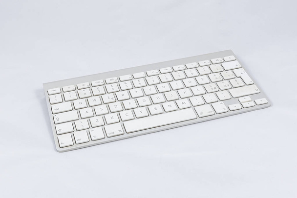 白いワイヤレス コンピューターのキーボード  - 写真・画像