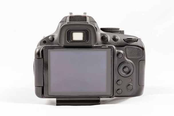 Черная немаркированная DSLR камера на белом фоне
 - Фото, изображение