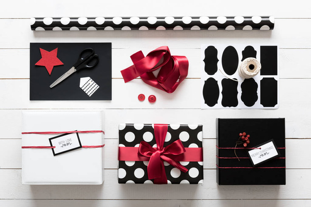 Elegante e bonito preto, vermelho e branco presentes de Natal, estação de embrulho
 - Foto, Imagem