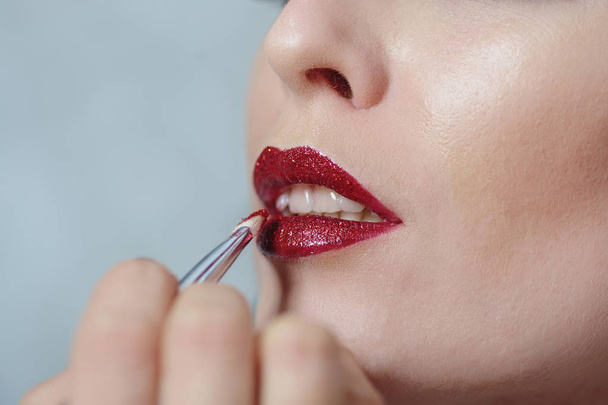 jeune femme peint lèvres rouge à lèvres maquillage gros plan
 - Photo, image