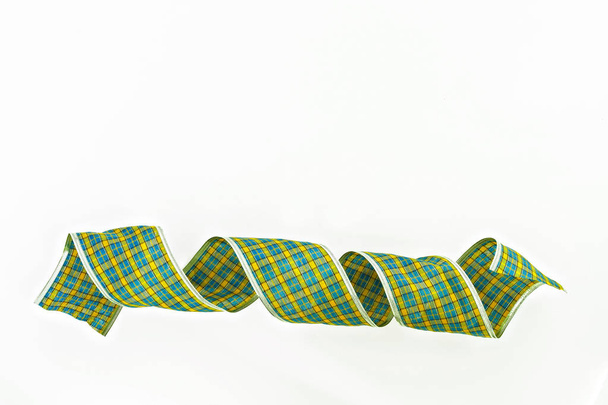 Зеленая декоративная упаковочная лента изолирована в клетке
 - Фото, изображение
