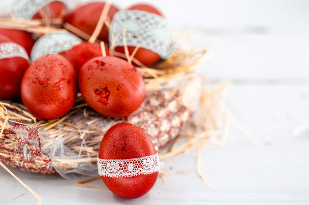 Rode Pasen eieren in een nest van hooi - Foto, afbeelding