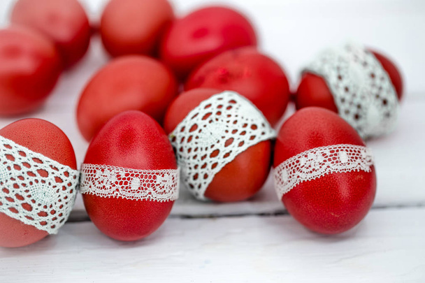 Œufs de Pâques rouges sur fond blanc
 - Photo, image
