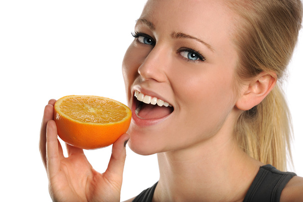 mladá žena jíst oranžová - Fotografie, Obrázek