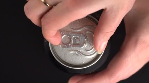 The girl opens a beer can - Felvétel, videó
