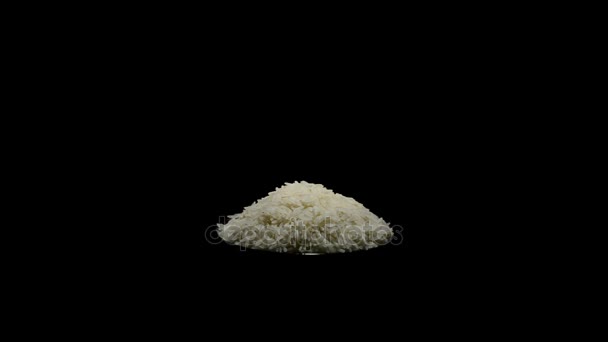 Гора басмати зерна продовольствия риса превращается на черном фоне
 - Кадры, видео