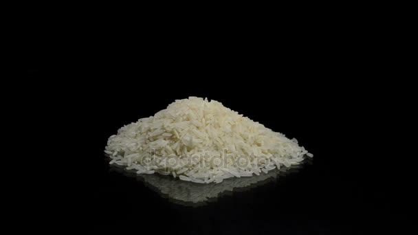 Montaña de arroz basmati girando sobre fondo negro
 - Imágenes, Vídeo