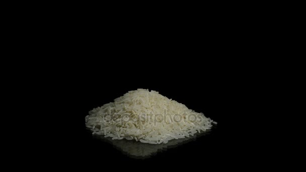 Βουνό κόκκοι τροφίμων ρύζι περιστοφή σε μαύρο φόντο - Πλάνα, βίντεο