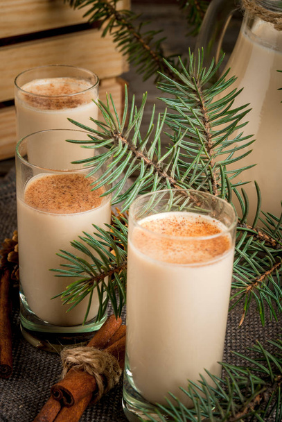 Traditional Christmas cocktail - Irish Cream, Cola de mono - Fotoğraf, Görsel