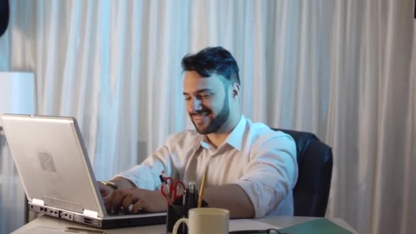 young businessman sitting in office and working with laptop  - Video