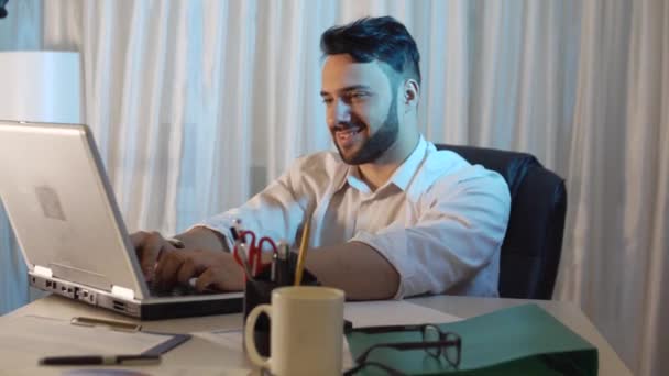  young businessman sitting in office and working with laptop  - Imágenes, Vídeo