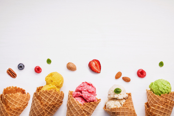 Барвисте морозиво з шишками та різними фруктами малини, синій
 - Фото, зображення