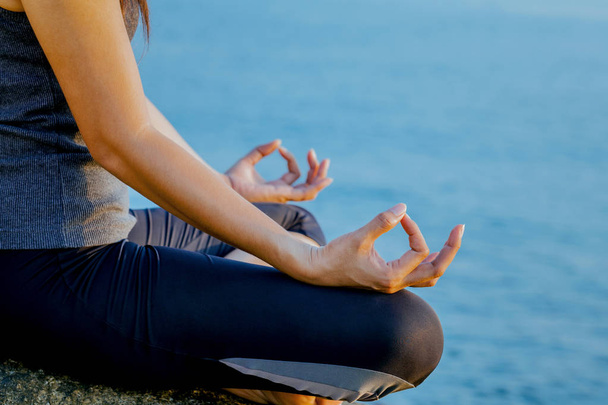Жінка медитує в позі йоги на тропічному пляжі. Фемаль
 - Фото, зображення