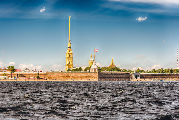 kilátással a Péter és Pál erőd, st. petersburg, Oroszország - Fotó, kép
