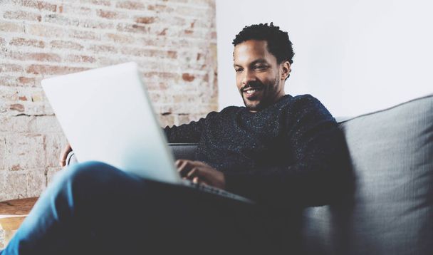  African man working on laptop - Foto, afbeelding
