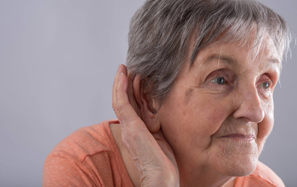 Пожилая женщина с проблемами со слухом
 - Фото, изображение