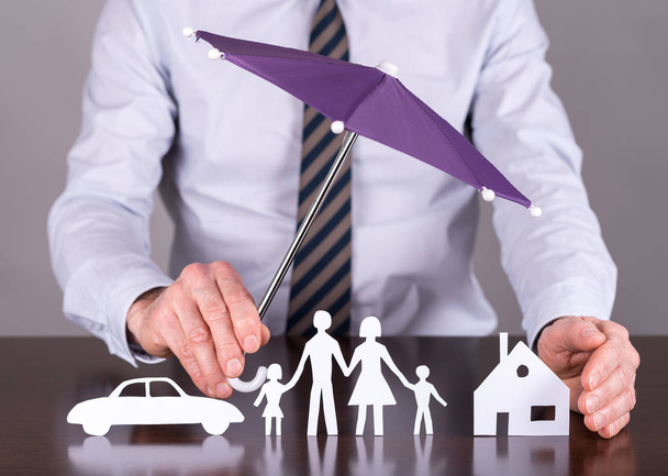 Концепція страхування сім'ї, будинку та автомобілів
 - Фото, зображення