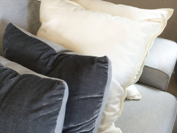Detalhe fechado de travesseiro no sofá em uma casa
 - Foto, Imagem