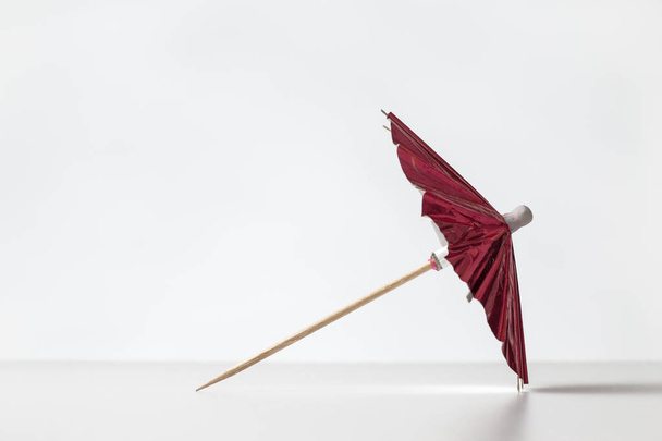 одноместный коктейльный зонтик
 - Фото, изображение