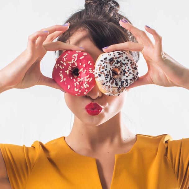 Jovem modelo morena engraçado com donuts
 - Foto, Imagem