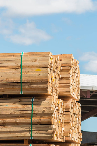 сложенные деревянные доски против голубого неба
 - Фото, изображение
