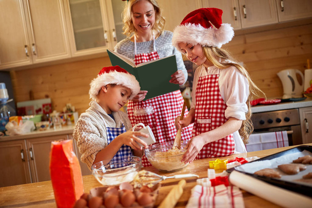 Family time- preparing Christmas cookie - Foto, immagini